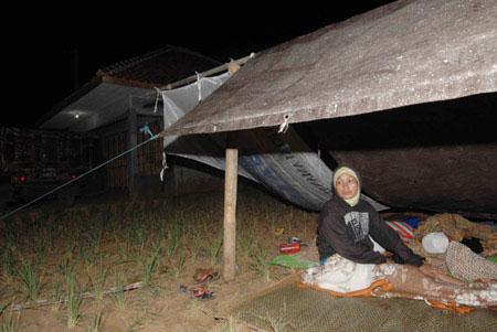 Residents take shelter outside their damaged houses in the West Java town of Sukabumi on Sept. 2, 2009. A 7.3-magnitude earthquake hit West Java on Wednesday, leaving some 42 people killed, more than 400 wounded and some 40 still missing. (Xinhua/Yue Yuewei)