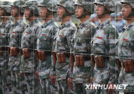 Chinese paratroopers stand at attention during the training for the military parade of the 60th National Day celebration, Beijing, September 7, 2009. China will celebrate on October 1st this year its 60th anniversary. [Xinhua]