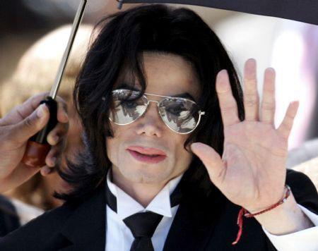 Pop star Michael Jackson waves to supporters as he leaves the Santa Barbara County Courthouse after he was found not guilty in Santa Maria, California in this June 13, 2005 file photo. Jackson died from a lethal dose of the powerful anesthetic propofol given in a cocktail of drugs, leading authorities to suspect his doctor of manslaughter, court documents showed on August 24, 2009. (Xinhua/Reuters Photo)