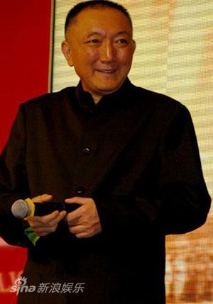 Han Sanping speaks at a premiere ceremony in Guangzhou, Guangdong on Tuesday, September 15, 2009. [Photo: sina.com]