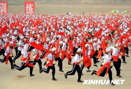 Waist drum dancers from Ansai County of northwest China's Shaanxi Province attend a rehearsal for the upcoming National Day massive celebration, in Beijing, Sept. 16, 2009. A massive celebration will be held in Tian'anmen Square on Oct. 1 for the 60th anniversary of the founding of People's Republic of China. (Xinhua/Luo Xiaoguang)