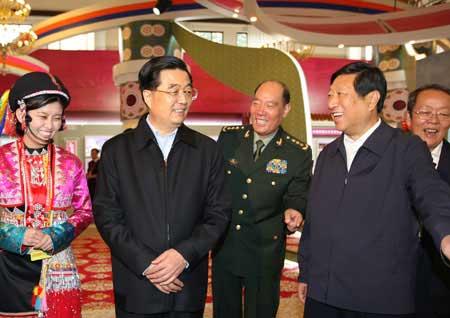 Chinese President Hu Jintao (2nd L) visits an exhibition showcasing the achievements New China has made in the past six decades in Beijing, China, Sept. 19, 2009. (Xinhua Photo)