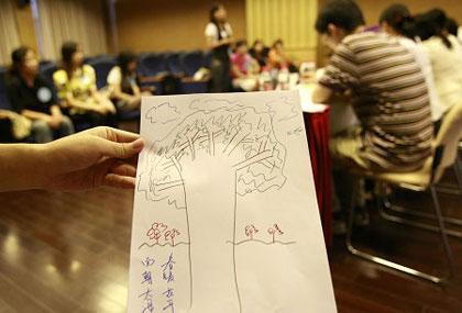 A volunteer shows her painting of a tree, which is a part of the Expo volunteer interview process. The organizer of the Shanghai World Expo held the first interview to enroll volunteers on Sunday, September 20, 2009 in the city. [Photo: the Oriental Morning Post]