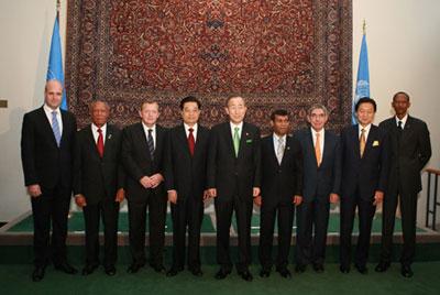 Chinese President Hu Jintao (4th L) poses for photos with other leaders at the UN headquarters in New York Sept. 22, 2009. President Hu and the other leaders were attending the UN Climate Change Summit in New York Sept. 22. (Xinhua/Ju Peng)