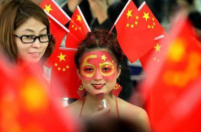 Students from a beauty school in Xi'an city put on innovative make-up specially designed for celebrating the National Day, on September 28, 2009. [Photo: xinhua]