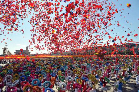 Balloons are released aloft on the Tian'anmen Square in the celebrations for the 60th anniversary of the founding of the People's Republic of China, in central Beijing, capital of China, Oct. 1, 2009.(Xinhua/Li Xiaoguo) 