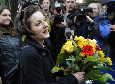 Romanian-born German writer Herta Mueller leaves her apartment after she had won the 2009 Nobel literature prize in Berlin, October 8, 2009. Mueller, who charted the brutality and oppressiveness of Nicolae Ceausescu's dictatorship, was lost for words when she learnt she had won the 2009 Nobel literature prize. Mueller is known for works such as "The Land of Green Plums" which she dedicated to Romanian friends killed under Ceausescu's Communist rule and "The Appointment" in which a Romanian woman sews notes saying "Marry Me" into suits of men bound for Italy.(Xinhua/AFP Photo)