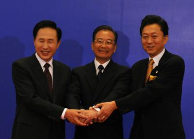 Chinese Premier Wen Jiabao(C), the Republic of Korea (ROK) President Lee Myung-bak (L) and Japanese Prime Minister Yukio Hatoyama poses for a group photo before the second trilateral summit meeting of China, Japan and the ROK in Beijing, capital of China, on Oct. 10, 2009. (Xinhua/Huang Jingwen)