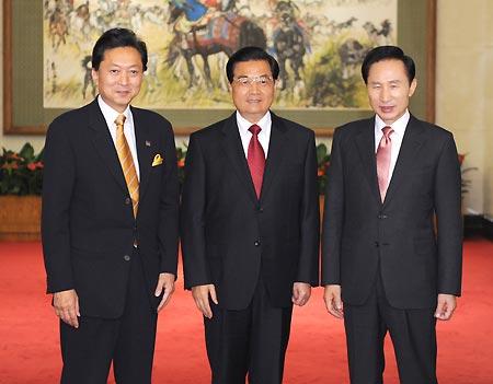 Chinese President Hu Jintao (C) meets with South Korean President Lee Myung-bak (R) and Japanese Prime Minister Yukio Hatoyama, who are here to attend the second trilateral leaders' meeting, at the Diaoyutai State Guesthouse in Beijing, capital of China, on Oct. 10, 2009. (Xinhua/Li Tao)