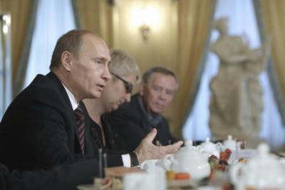 Russian Prime Minister Vladimir Putin speaks during a meeting with Russian writers at Pushkin Fine Arts Museum in Moscow, October 7, 2009. [Agencies]