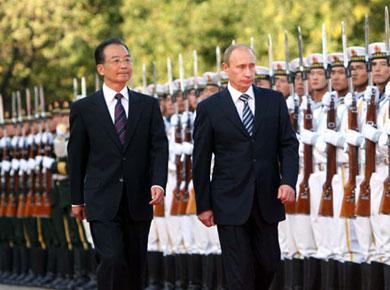 Chinese Premier Wen Jiabao (L) holds a welcome ceremony for visiting Russian Prime Minister Vladimir Putin in Beijing on Oct. 13, 2009.(Xinhua/Liu Weibing)