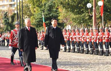 Chinese Vice President Xi Jinping (front R) and Bulgarian Vice President Angel Marin (front L) inspect honour guards during a welcoming ceremony in Sofia, capital of Bulgaria, Oct.14, 2009.(Xinhua/Rao Aimin) 