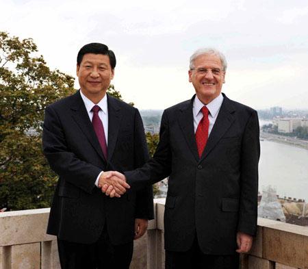 Hungarian President Solyom Laszlo (R) meets with visiting Chinese Vice President Xi Jinping in Budapest, capital of Hungary, Oct. 16, 2009.(Xinhua/Rao Aimin)