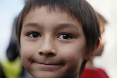 Six-year-old Falcon Heene smiles as he is surrounded by reporters on the lawn of his house in Fort Collins, Colorado Oct. 15, 2009. (Xinhua/Reuters Photo)