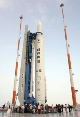 The Korea Space Launch Vehicle-1 (KSLV-1), South Korea's first space rocket, is set up on its launch pad from the assembly complex at the Naro Space Centre in Goheung, about 485 km (301 miles) south of Seoul, August 17, 2009(Xinhua/Reuters File Photo)