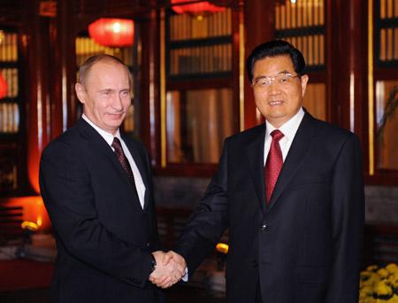 Chinese President Hu Jintao (R) meets with Russian Prime Minister Vladimir Putin in Beijing, capital of China, Oct. 14, 2009.(Xinhua/Liu Jiansheng) 