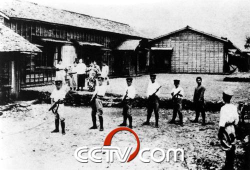 1896年首批從日本招募的700名警察到達台灣。圖為台灣立鷹的日本警察。