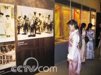 一名藏族學生在認真觀看展覽