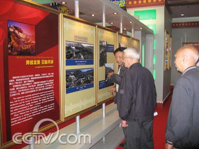 日新月異的新西藏展覽引得幾位老者駐足
