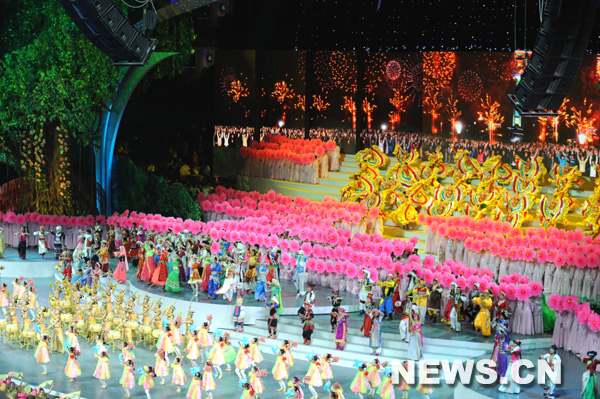 Le spectacle de la cérémonie d'ouverture de l'Exposition universelle 2010 de Shanghai a commencé avec des chants et des danses.