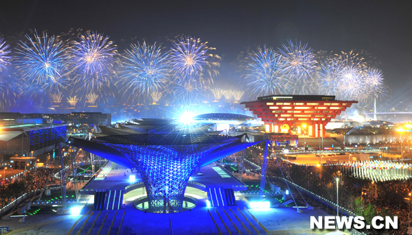 Un grand spectacle de lumières et de feux d'artifice a eu lieu vendredi soir pour la cérémonie d'ouverture de l'Exposition universelle 2010 de Shanghai.