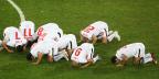 [組圖]意大利爆冷0-1負埃及 埃及球員跪謝蒼天