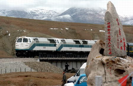 圖文：列車經過海拔4767米的崑崙山口