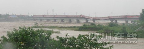 寶成線廣漢境內橋垮塌 列車懸挂橋上(圖)