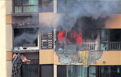 北京一住宅起火 屋內穿睡衣男女逃生(組圖)