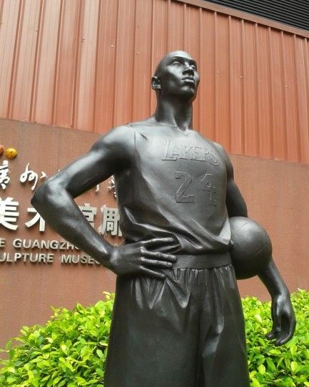 科比雕像出現中國雕塑館 左夾籃球右叉腰肌(圖)