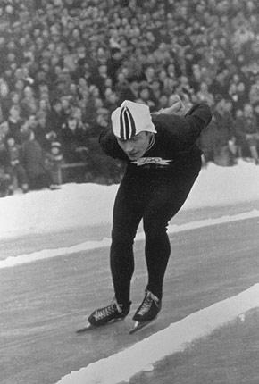 Oslo, 19 February 1952, Bislett stadium: Hjalmar ANDERSEN from Norway, 1st, in action during the 10000m speed skating event. Credit: IOC Olympic Museum Collections