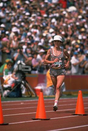 Los Angeles, 5 August 1984: American Joan BENOIT, 1st, begins the final lap of the women's marathon. Credit: Getty Images