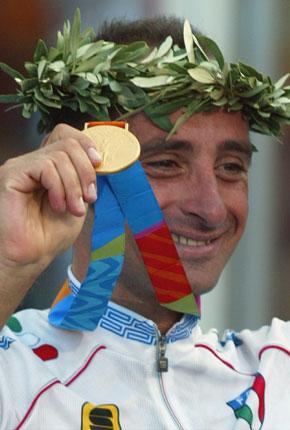 Athens, 14 August 2004, Games of the XXVIII Olympiad. Italy's Paolo BETTINI shows his gold medal after winning the men's cycling road race. Credit: IOPP/AP/Alastair Grant
