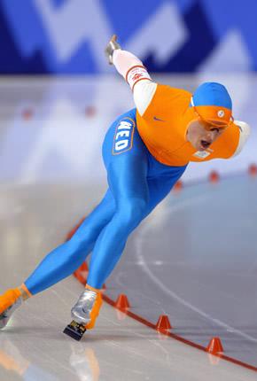 Salt Lake City, Utah Olympic Oval, 22 February 2002: Jochem UYTDEHAAGE of the Netherlands on his way to a world record time of 12.58.92 in the men's 10000m speed skating event during the XIX Olympic Winter Games. Credit: Getty Images/Mike Hewitt