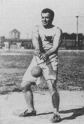 Saint-Louis 1904, Games of the III Olympiad: John FLANAGAN of the United States performs in the 56lb hammer throwing event. Credit: IOC Olympic Museum Collections