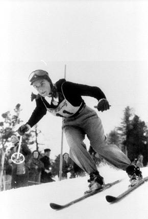 Gretchen FRASER of the United States, in action in the slalom. Credit: IOC Olympic Museum Collections
