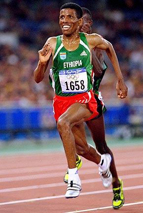 Sydney, 25 September 2000: Haile GEBRSELASSIE from Ethiopia, 1st, and Paul TERGAT from Kenya, in the final sprint of the 10000m event during the Games of the XXVII Olympiad. Credit: Getty Images/Stu Forster