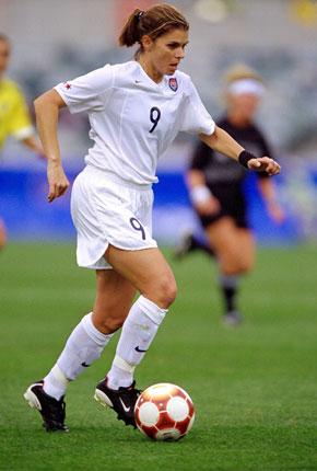 Bruce Stadium, Canberra, 24 September 2000, Games of the XXVII Olympiad: Mia HAMM of the USA in action during the football semifinal against Brazil. The United States went on to win the game by 1 to 0. Credit : Getty Images/Robert Cianflone