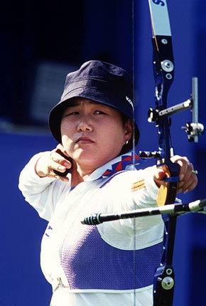 Sydney 19 September 2000, Games of the XXVII Olympiad. Archery, women's individual competition: KIM Soo-Nyung of Korea, 3rd. Credit: Getty Images/DADSWELL Mark