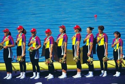 24 septembre 2000, Jeux de la XXVIIe Olympiade. Georgeta DAMIAN, Viorica SUSANU, Ioana OLTEANU, Veronica COCHELA, Maria Magdalena DUNITRACHE, Elisabeta LIPA, Liliana GAFENCU, Doina IGNAT et Elena GEORGESCU de Roumanie, victorieuses de l'岢preuve de huit en pointe avec barreuse d'aviron, lors de la c岢r岢monie de remise des m岢dailles au Sydney International Regatta Centre. Credit: Getty Images/Jamie Squire