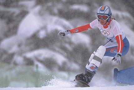 Nagano 10 February 1998, XVIII Olympic Winter Games. Women's snowboard giant slalom: Karine RUBY of France 1st, in action. Credit : Getty Images/BOTTERILL Shaun
