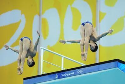 Chinese divers Lin Yue (L) and Huo Liang compete during the men's synchronised 10m platform final at the Beijing 2008 Olympic Games in the National Aquatics Center, also known as the Water Cube in Beijing, China, Aug. 11, 2008. Chinese team won the gold medal in the event with a score of 468.18 points. (Xinhua)