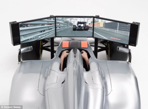 這臺模擬器採用倍耐力F1專用輪胎，駕駛室與真正的F1賽車一模一樣，工程師甚至會親自上門，為買家安裝
