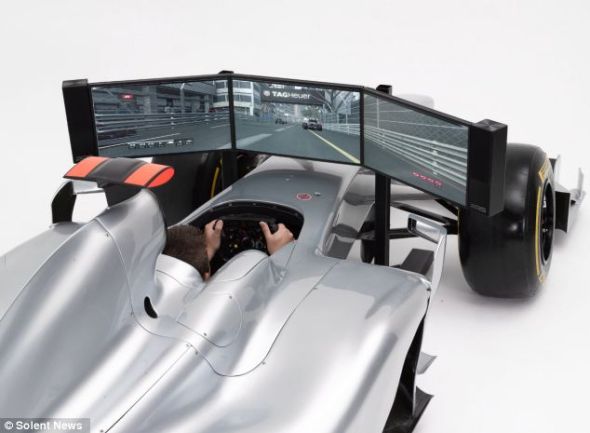 模擬器的方向盤與真正的F1賽車相同，一台隱藏的PC負責運行標準的F1賽車電腦遊戲