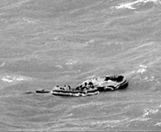 海上漂流的沉船事故生還者