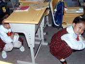 蘭州：小學生在課桌下避震