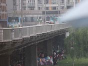 綿陽市民在大橋下避雨