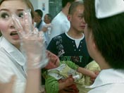 醫護人員搶救受傷兒童