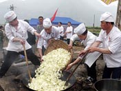 北京大廚為災區村民做飯