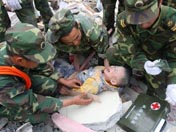 武警官兵在北川縣展開救援
